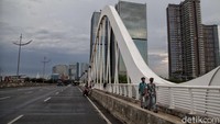 Jembatan ke Pulau C pun sudah selesai dibangun. Perlu diketahui kawasan Pulau D Reklamasi ini pernah disegel oleh Gubernur DKI Jakarta Anies Baswedan  tetapi status segel itu dicabut kembali dan pembangunan pulau tetap berlanjut hingga saat ini. 