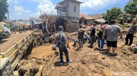 Kayu-kayu berukuran besar itu juga yang kemudian menyumbat di jembatan Cibuntu hingga kemudian air menerjang ke pemukiman warga di sekitarnya. Soal kayu gelondongan itu juga dilihat langsung oleh Suharma, warga yang berada di lokasi tidak lama setelah kejadian.