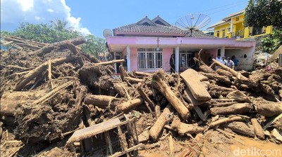 Gelondongan Kayu Besar di Lokasi Banjir Bandang Cicurug, Darimana?