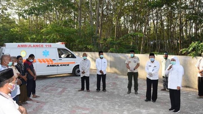 Gubernur Jawa Timur Khofifah Indar Parawansa tengah berduka. Adik iparnya meninggal dunia akibat terpapar COVID-19.