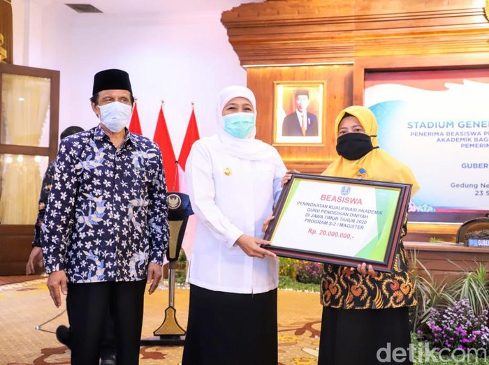 gubernur khofifah Salurkan Beasiswa Senilai Rp 11,3 Miliar Bagi 850 Guru Madin