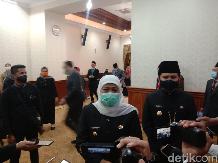 Gubernur Jawa Timur Khofifah Indar Parawansa meluruskan kabar, soal dirinya yang meminta perubahan definisi kematian dalam kasus COVID-19. Ia membantah telah mengirim surat ke Kemenkes soal itu.