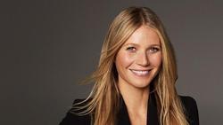 Gwyneth Paltrow Tak Mau Lagi Pakai High Heels, Sandal Hermes Jadi Andalan