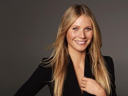 Gwyneth Paltrow Tak Mau Lagi Pakai High Heels, Sandal Hermes Jadi Andalan