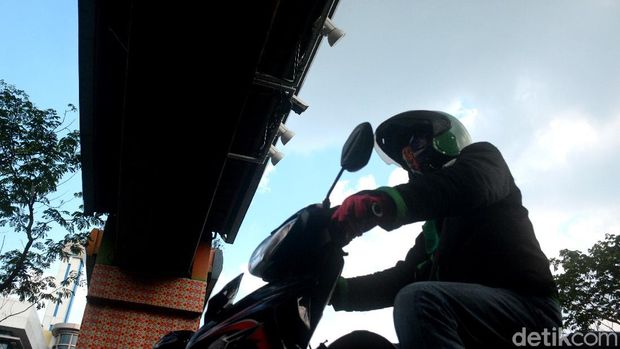 Tilang elektronik mulai diberlakukan di Depok sejak Senin (21/9) lalu. Diketahui penerapan tilang elektronik ini masih dalam tahap uji coba.