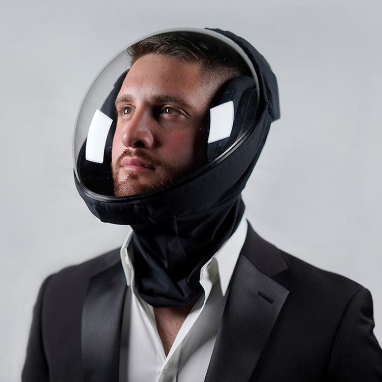 Helm Ini Dirancang Cegah Corona, Respon Netizen Bikin Ngakak
