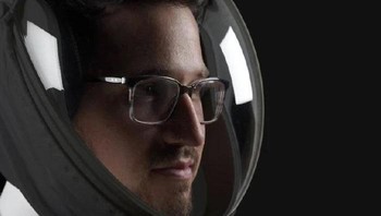 Helm ini menjanjikan kehidupan yang segar dan bebas kabut bagi penggunanya. Produk futuritsik ini pun merupakan ide dari seorang pengusaha Michael Hall saat sedang bermain ski. Foto: MicroClimate