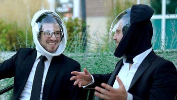 Saat dia berbicara dengan anak-anaknya di lift, dia tidak dapat melihat wajah mereka. Mereka terhalang oleh helm ski, kacamata, dan pakaian lainnya,” tulis pernyataan tersebut. Foto: MicroClimate