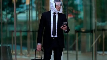 Helm ini dinamai MicroClimate Air yang terbuat ari kaca tembus pandang di bagian depan dan bagian belakangnya dilapisi kain yang bisa dicuci untuk menutupi kepala dan leher. Foto: MicroClimate