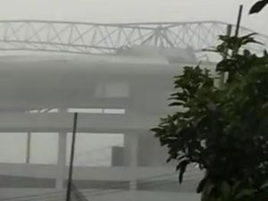 Hujan Badai Bikin Atap Stadion Batakan Balikpapan Lepas, Warga Ngeri