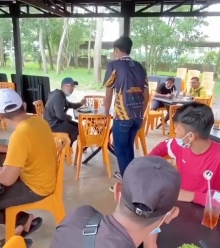 Demi konten, influencer ini usil melakukan prank dengan menggunakan gelang seperti pasien COVID-19 saat makan di restoran. Aksinya dikritik tajam oleh netizen.