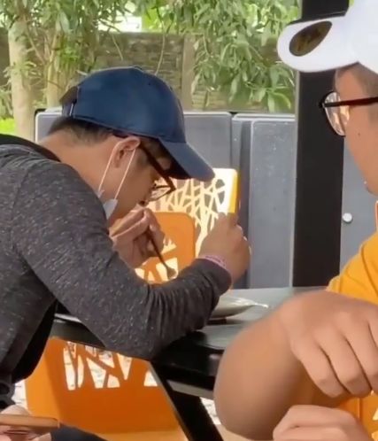 Demi konten, influencer ini usil melakukan prank dengan menggunakan gelang seperti pasien COVID-19 saat makan di restoran. Aksinya dikritik tajam oleh netizen.