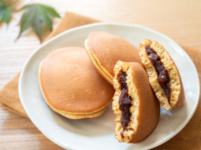 Jajanan Jepang yang ManisJajanan Jepang tak hanya gurih saja, tapi banyak juga yang cita rasanya manis. Seperti kakigori, taiyaki, hingga dorayaki yang empuk.