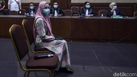 Pinangki duduk di kursi pesakitan untuk menjalani sidang dengan agenda dakwaan. Dia tampak memakai masker dan face shield dalam sidang tersebut.