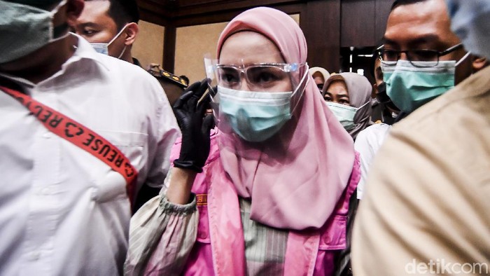 Pinangki Sirna Malasari menjalani sidang perdana di Pengadilan Tipikor Jakarta, Rabu (23/9/2020). Dia didakwa menerima suap USD 500 ribu dari USD 1 juta yang dijanjikan oleh Joko Soegiarto Tjandra alias Djoko Tjandra.