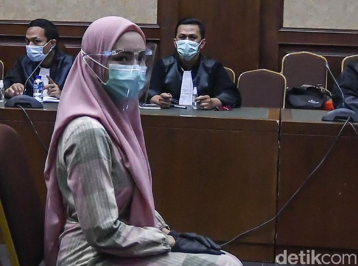 Pinangki Sirna Malasari menjalani sidang perdana di Pengadilan Tipikor Jakarta, Rabu (23/9/2020). Dia didakwa menerima suap USD 500 ribu dari USD 1 juta yang dijanjikan oleh Joko Soegiarto Tjandra alias Djoko Tjandra.
