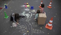 Jalan di kawasan distrik Kreuzberg, Berlin, itu disulap menjadi taman bermain dadakan bagi anak-anak pada Selasa (22/9) lalu.