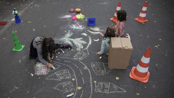 Jalan di kawasan distrik Kreuzberg, Berlin, itu disulap menjadi taman bermain dadakan bagi anak-anak pada Selasa (22/9) lalu. Jalan di kawasan distrik Kreuzberg, Berlin, itu disulap menjadi taman bermain dadakan bagi anak-anak pada Selasa (22/9) lalu.