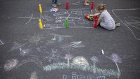 Dilansir dari Getty Images, Berlin menutup 20 jalan untuk dijadikan sebagai taman bermain bagi anak-anak untuk memperingati Hari Bebas Kendaraan Internasional.