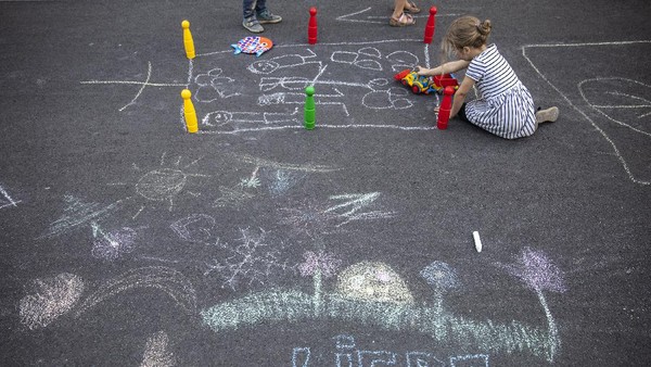 Dilansir dari Getty Images, Berlin menutup 20 jalan untuk dijadikan sebagai taman bermain bagi anak-anak untuk memperingati Hari Bebas Kendaraan Internasional. Dilansir dari Getty Images, Berlin menutup 20 jalan untuk dijadikan sebagai taman bermain bagi anak-anak untuk memperingati Hari Bebas Kendaraan Internasional.