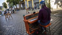 Kegiatan bermain di tengah jalan itu tampak dimeriahkan oleh seorang pria yang memainkan piano di salah satu jalan di Kota Berlin yang ditutup untuk memperingati Hari Bebas Kendaraan Internasional.