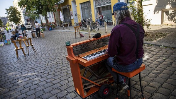 Kegiatan bermain di tengah jalan itu tampak dimeriahkan oleh seorang pria yang memainkan piano di salah satu jalan di Kota Berlin yang ditutup untuk memperingati Hari Bebas Kendaraan Internasional. Kegiatan bermain di tengah jalan itu tampak dimeriahkan oleh seorang pria yang memainkan piano di salah satu jalan di Kota Berlin yang ditutup untuk memperingati Hari Bebas Kendaraan Internasional.