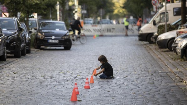 Tak hanya menggambar, seorang anak juga tampak asyik bermain menyusun traffic cone mini di tengah jalan yang ditutup untuk memperingati Hari Bebas Kendaraan Internasional. Tak hanya menggambar, seorang anak juga tampak asyik bermain menyusun traffic cone mini di tengah jalan yang ditutup untuk memperingati Hari Bebas Kendaraan Internasional.