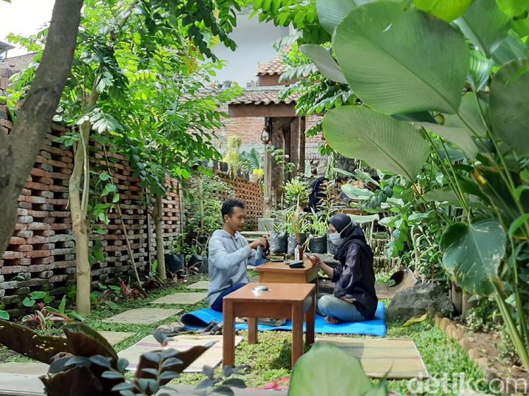 Asyiknya Ngopi di Kafe yang Ngumpet di Dalam Rumah Kos