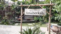 Kafe bernama Tanaberkah berada di Jalan Karya Wiguna 88A, Tegalgondo, Dau, Kabupaten Malang. Tidak di tepi jalan tetapi kafe asri ini ada di dalam rumh kos. Foto: Muhammad Aminudin / detikcom