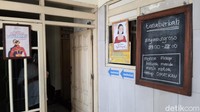 Ini pintu masuk yang berupa pintu rumah kos. Pengunjung harus menyusuri jalan ini yang sisinya berupa deretan rumah kos. Kafe ini ada di ujung rumah kos. Foto: Muhammad Aminudin / detikcom