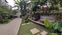 Banyak yang tak mengira di dalam rumah kos ada kafe ngumpet dengan pemandangan asri dan sejuk ini. Foto: Muhammad Aminudin / detikcom