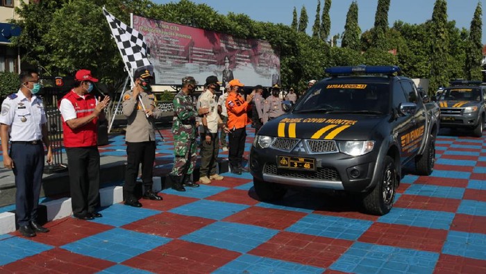 Kapolres Majalengka AKBP Bismo Teguh Prakoso mengecek kesiapan kendaraan COVID-19 Hunter untuk menindak para pelanggar protokol kesehatan.