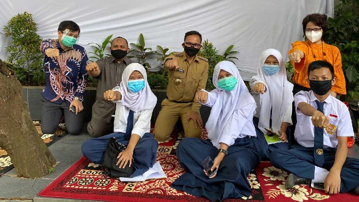 Untuk mengoptimalkan Pembelajaran Jarak Jauh (PJJ) di masa pandemi Corona, Pemerintah Kota (Pemkot) Bogor menjalin kemitraan dengan Pusat Riset Pendidikan Masa Depan dan Kelas Pintar dalam penerapan aplikasi belajar online.