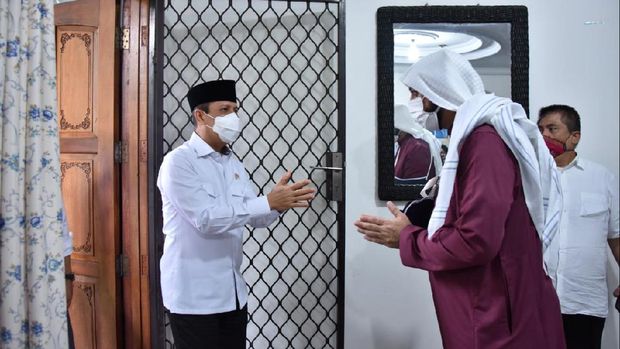 Kepala BNPT Komjen Boy Rafli Amar mengunjungi Syekh Ali Jaber usai kejadian penusukan di Lampung