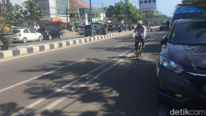 Kepala Dinas Perhubungan Kota Cirebon Andi Armawan menjajal jalan yang rencananya akan dilengkapi jalur sepeda.