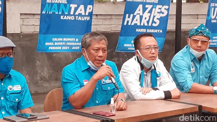 Ketua DPW Gelora Jabar Haris Yuliana (memegang mikrofon).