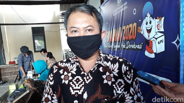 Ketua KPU Kabupaten Gunungkidul, Ahmadi Ruslan Hani saat mengumumkan penetapan 4 paslon peserta Pilkada Gunungkidul 2020, Rabu (23/9/2020)