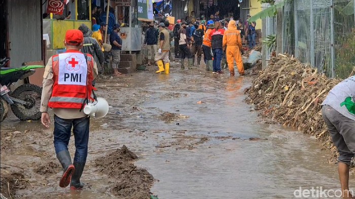 Ketua PMI Sukabumi Hondo Suwito ingatkan warga tetap jaga protokol kesehatan.