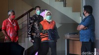 Diketahui, dalam kasus ini KPK menetapkan tiga tersangka baru dalam kasus korupsi proyek infrastruktur fiktif. Salah satunya adalah Desi Arryani, mantan Kepala Divisi III/Sipil/II PT Waskita Karya (Persero) Tbk.