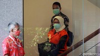 Desi Arryani menjadi tersangka saat menjabat sebagai mantan Kepala Divisi III/Sipil/II PT Waskita Karya karena melakukan proyek fiktif. Ia diperiksa terkait kasus korupsi proyek infrastruktur fiktif, Jakarta, Rabu (23/9/2020).