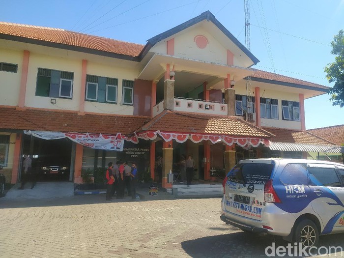 Dari tiga paslon yang mendaftar untuk Pilkada Sidoarjo, baru dua yang ditetapkan oleh KPU Sidoarjo. Kedua paslon ini dipastikan akan bertarung pada Pilbup Sidoarjo, 9 Desember mendatang.