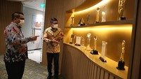 Direktur Utama Mandiri Syariah Toni EB Subari (kanan) dan Direktur Distribution & Sales Mandiri Syariah Anton Sukarna (kiri) berbincang usai menerima penghargaan di Kantor Pusat Mandiri Syariah, Jakarta (23/9).