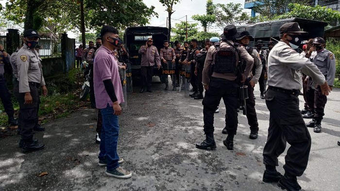 Massa aksi demo penolakan Otsus Papua Jilid 2 tiba-tiba menyerang aparat kepolisian saat di minta untuk membubarkan diri. Massa melempari batu ke arah aparat satu anggota Polisi sempat menjadi amukan massa.