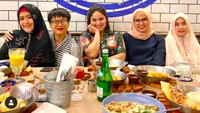 Sesekali Meggy juga kumpul bersama teman-temannya. Mereka terlihat menikmati sajian fish and chips di salah satu restoran. Foto: Instagram meggywulandari_real