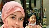 Dekat dengan sang putri, Meggy kompak bikin puding buah. Kegiatan ini ia lakukan saat bulan puasa kemarin. Foto: Instagram meggywulandari_real