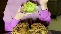 Sebagai selebgram, Meggy kerap menerima banyak tawaran endorse. Kalau ini pose manisnya ketika hendak makan chiffon cake. Foto: Instagram meggywulandari_real