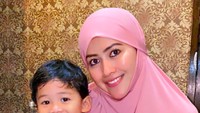 Begini momen bahagia Meggy merayakan ulang tahun bersama anak terakhirnya dari Kiwil, Al. Tampak kue ulang tahun tema Tayo jadi pilihan. Foto: Instagram meggywulandari_real
