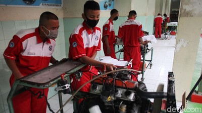 Melihat Penerapan Protokol Kesehatan di Kelas Praktik SMK