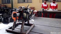 Mesin motor dibedah agar para siswa mempelajari cara kerja kendaraan roda dua tersebut.