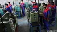 Sejumlah siswa SMK Negeri 2 Yogyakarta juga belajar menggunakan mesin bubut dengan menerapkan protokol kesehatan seperti menggunakan masker dan menjaga jarak.
